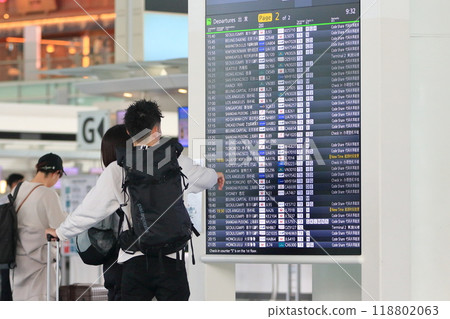 遊客在機場查看時刻表 飛機時刻表 118802063