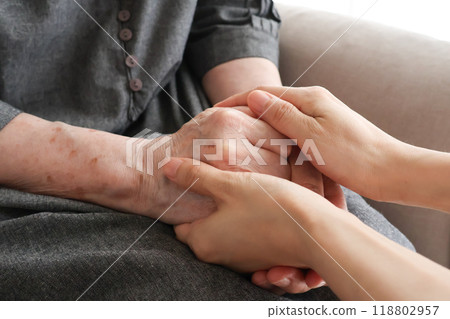 一個女人的手牽著一個老婦人的手 118802957