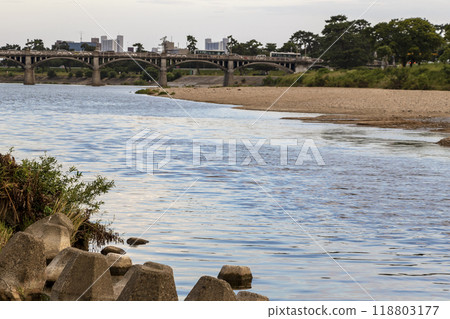 The blue water surface seen from the riverbank 118803177