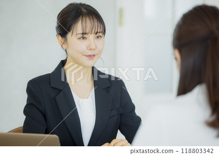 在辦公室工作的婦女 在辦公室工作的婦女 118803342