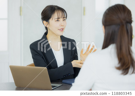 Woman working in the office Woman working in the office 118803345