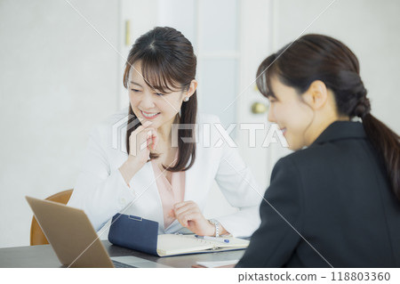 在辦公室工作的婦女 在辦公室工作的婦女 118803360