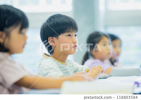 小學生在教室上課 小學生在教室上課 118803584