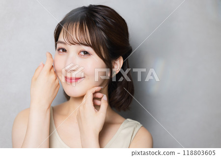 一位年輕女子感到皮膚濕潤 118803605