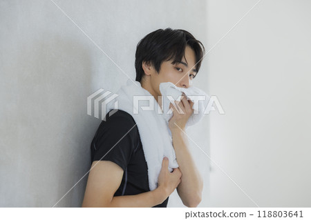 Man wearing sportswear 118803641