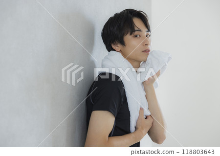 一個穿著運動服的男人 一個穿著運動服的男人 118803643