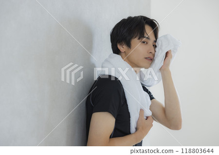 Man wearing sportswear 118803644