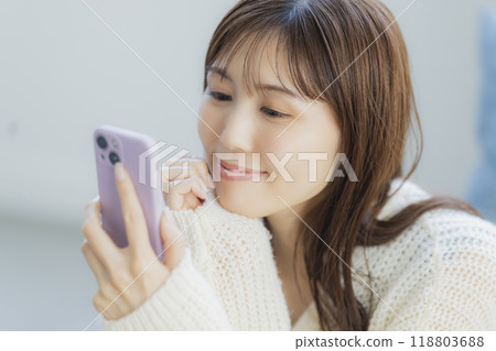 穿著針織品的年輕女子在房間裡放鬆 118803688