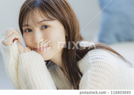 穿著針織品的年輕女子在房間裡放鬆 118803693