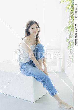 Young lady's portrait 118803701