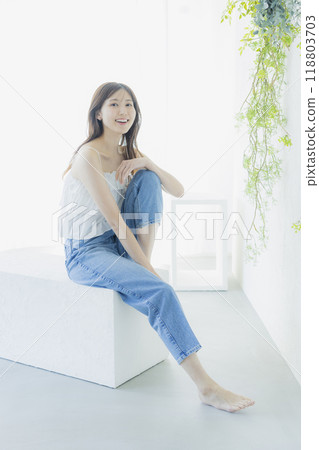 Young lady's portrait 118803703