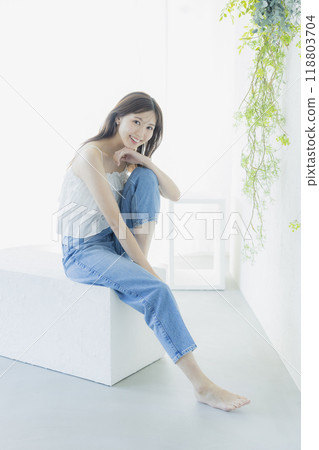 Young lady's portrait 118803704