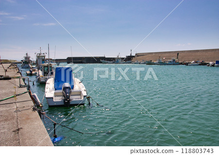Early summer at Nyuzen Fishing Port, Nyuzen Town, Toyama Prefecture 118803743