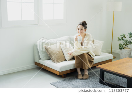 一個女人在她的房間裡喝熱咖啡 118803777