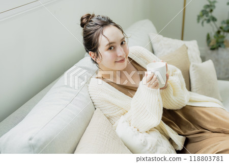 一個女人在她的房間裡喝熱咖啡 118803781