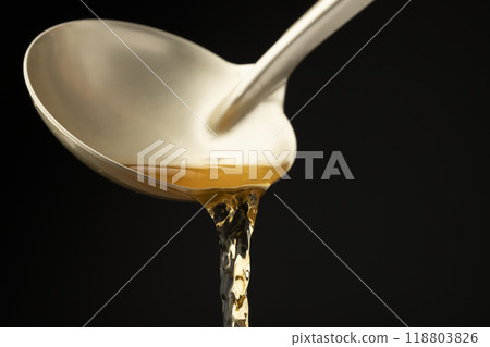 高湯:用湯匙舀出湯汁。 高湯:用湯匙舀出湯汁。 118803826