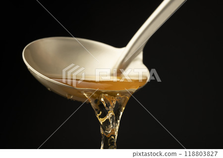 高湯:用湯匙舀出湯汁。 高湯:用湯匙舀出湯汁。 118803827