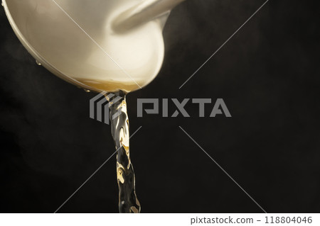 高湯:用湯匙舀出溫熱的湯汁。 高湯:用湯匙舀出溫熱的湯汁。 118804046
