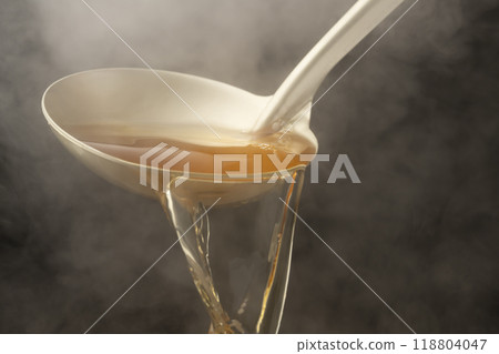 高湯：用湯匙舀出溫熱的湯汁。 118804047