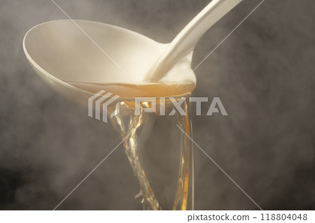 高湯:用湯匙舀出溫熱的湯汁。 高湯:用湯匙舀出溫熱的湯汁。 118804048