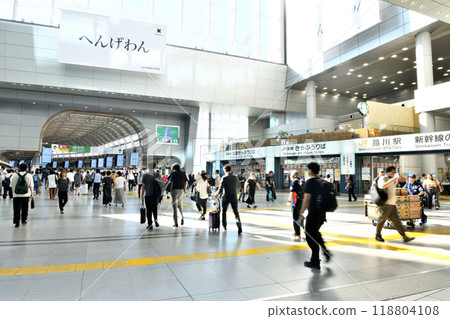 走在品川站港南出口大廳的人們 走在品川站港南出口大廳的人們 118804108