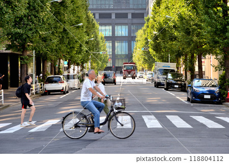 穿越東京日本橋櫻花街的人們 118804112