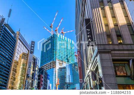 日本九月的東京城市景觀。三越、日本橋一丁目重建工程景觀(背面) 日本九月的東京城市景觀。三越、日本橋一丁目重建工程景觀(背面) 118804233