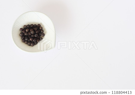 盤子裡的胡椒粉 盤子裡的胡椒粉 118804413