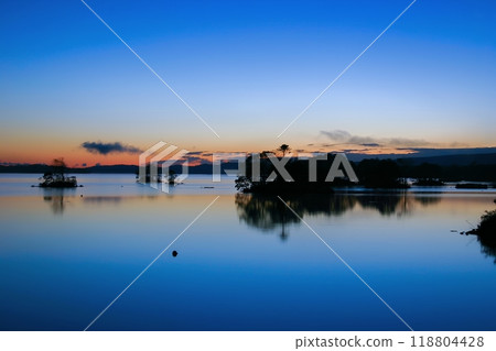 Lake Onuma dyed in the colors of the morning glow 118804428