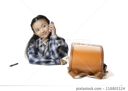 在教室裡操作智慧型手機的小學生 在教室裡操作智慧型手機的小學生 118805124