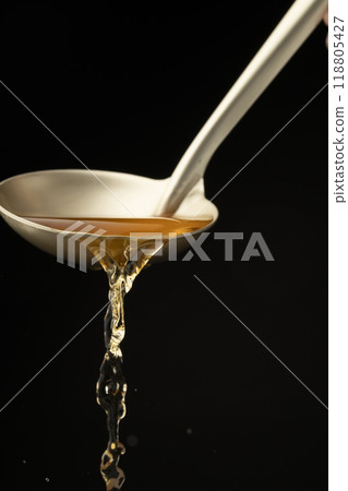 Dashi: Scoop out the dashi with a ladle. Dashi: Scoop out the dashi with a ladle. 118805427