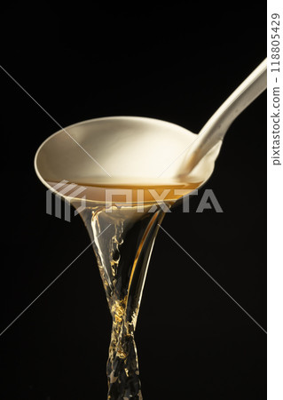 高湯:用湯匙舀出湯汁。 高湯:用湯匙舀出湯汁。 118805429