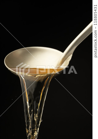 Dashi: Scoop out the dashi with a ladle. Dashi: Scoop out the dashi with a ladle. 118805431