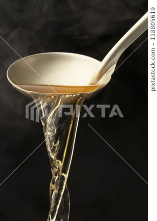 高湯：用湯匙舀出溫熱的湯汁。 118805619
