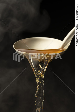 高湯：用湯匙舀出溫熱的湯汁。 118805622