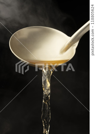高湯:用湯匙舀出溫熱的湯汁。 高湯:用湯匙舀出溫熱的湯汁。 118805624