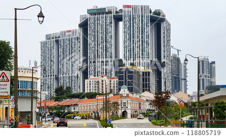 City Traffic With Old Buildings And Modern Buildings In Chinatown Area, Singapore. 118805719