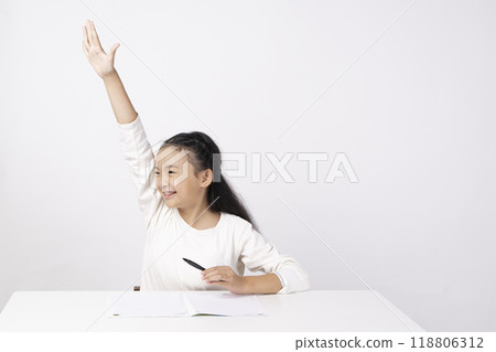 Elementary school girl studying at cram school Elementary school girl studying at cram school 118806312