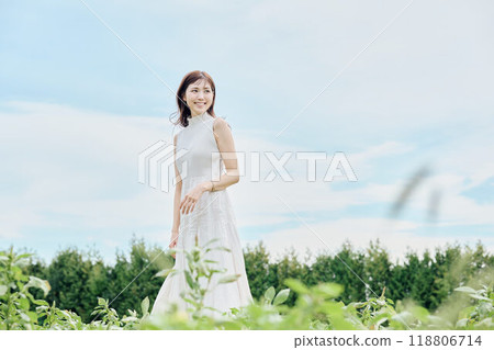 站在大自然中的女人的肖像 118806714