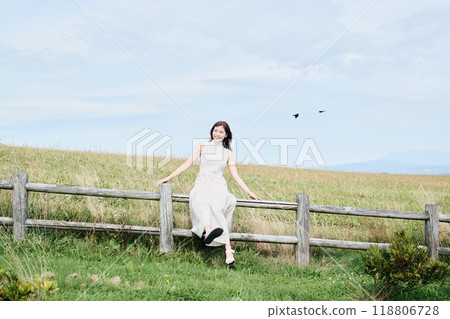 站在大自然中的女人的肖像 站在大自然中的女人的肖像 118806728