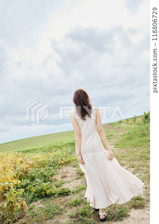 站在大自然中的女人的肖像 118806729