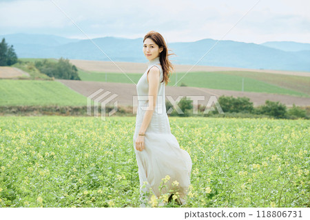 站在大自然中的女人的肖像 118806731