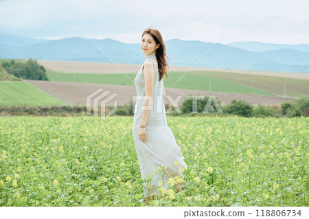 Portrait of a woman standing in nature 118806734