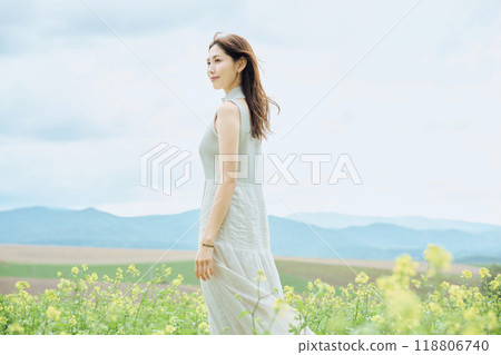 Portrait of a woman standing in nature 118806740