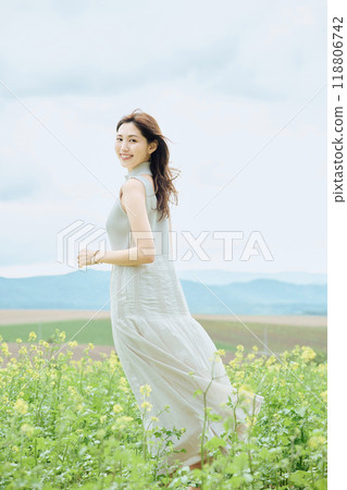 Portrait of a woman standing in nature 118806742