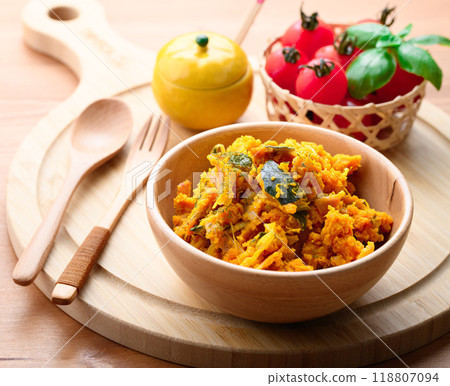 南瓜沙拉（南瓜沙拉） 用香甜蓬鬆的南瓜拌上蛋黃醬製成的沙拉。 118807094