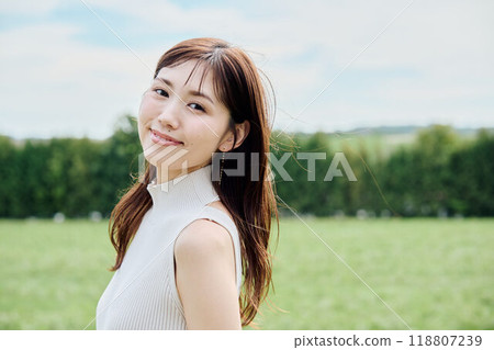 Portrait of a woman standing in nature 118807239