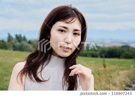 Portrait of a woman standing in nature 118807243