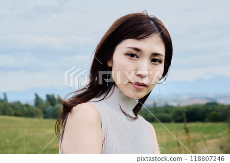 Portrait of a woman standing in nature 118807246