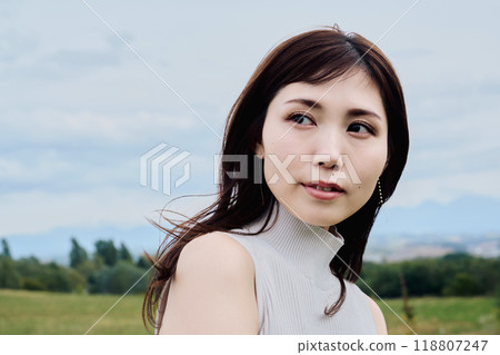Portrait of a woman standing in nature 118807247